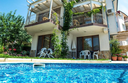 Sunny Beach Apartment | Beachside Retreat for Couples & Families with Pool Access