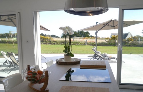 Tregunc Villa | Close to the beach, modern house with large pool and sea views + Wi-Fi