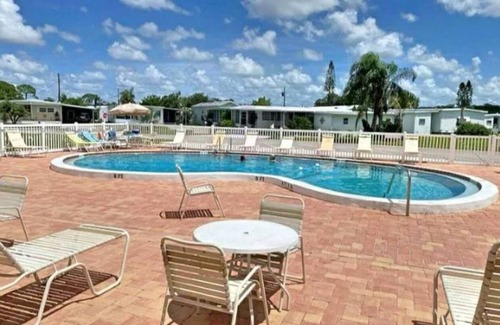 Laurel House | Beachside Getaway: Perfect Location for Your Next Escape