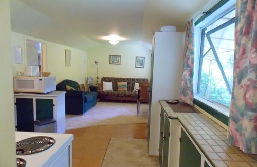 Riwaka Cottage | Secluded Haven Near Beaches with Spa and Pet-Friendly Options