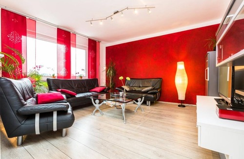 Muelheim Apartment | Bright 3-Room Apartment Near Fair - Guest Rated 9.8