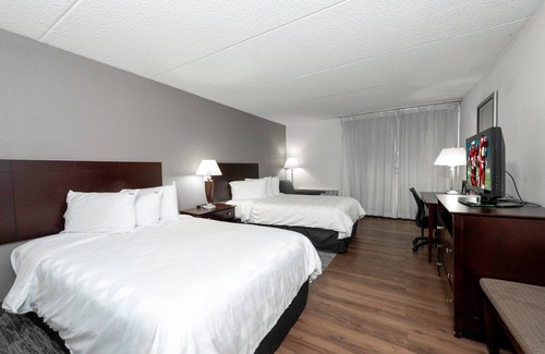 Carteret Hotel | Convenient Stay Near Staten Island with Free Parking & Pets Welcome