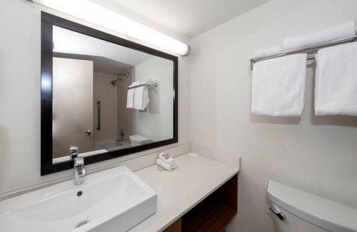 Carteret Hotel | Convenient Stay Near Staten Island with Free Parking & Pets Welcome