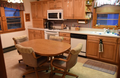 South Bend House | Ideal Stay Near ND Campus with Complimentary Breakfast
