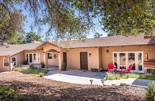 Paso Robles House | Tranquil Retreat with Pet-Friendly Amenities Near Town