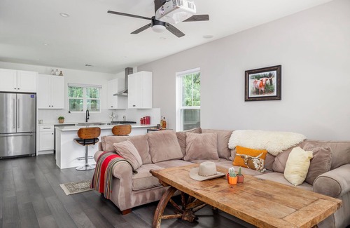 MLK House | Close to UT, Free Parking | In the Green - Portoro