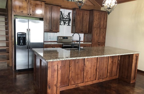Copeland House | Ideal Retreat Near Wolf Creek with Lake Views & Pool