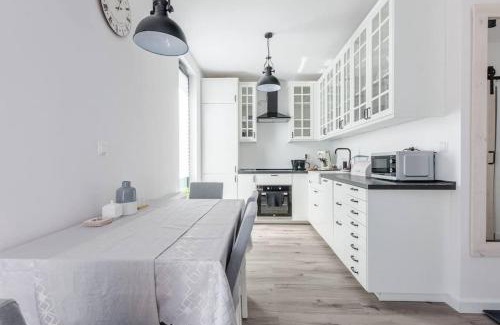 Wrzeszcz Apartment | CLOSE-Urban Chic - Great Location - Kamienica Kollotaja