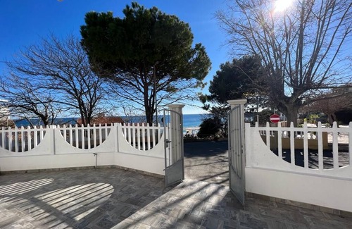 Isola di Capo Rizzuto Apartment | Cozy Apartment by the Sea in Capo Rizzuto, Pet Friendly