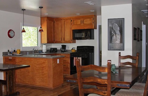 El Portal House | Premier Stay by the Merced River: Your Yosemite Retreat