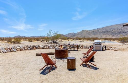 Twentynine Palms House | Convenient Retreat Near Joshua Tree with Hot Tub & Stars