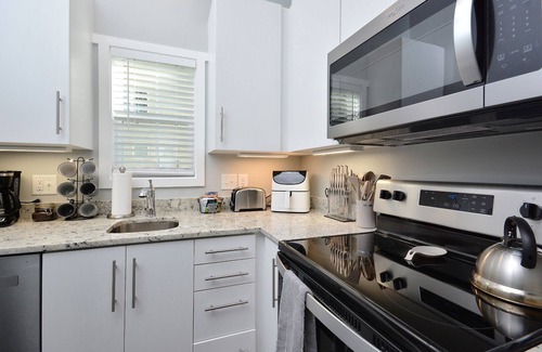 Elon House | Ideal VRBO Near Campus: Walk to Everything, Pet Friendly