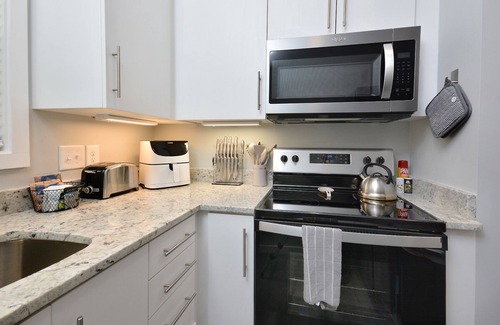 Elon House | Ideal VRBO Near Campus: Walk to Everything, Pet Friendly