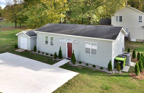 Elon House | Ideal VRBO Near Campus: Walk to Everything, Pet Friendly