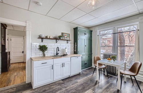 City Park Apartment | Cozy Retreat Steps from City Park - Pet and Child Friendly