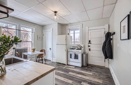 City Park Apartment | Cozy Retreat Steps from City Park - Pet and Child Friendly
