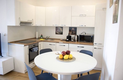 Favoriten House | Stylish Penthouse with Gorgeous Terrace and Breakfast