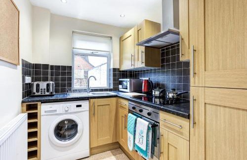 Congleton House | Cozy Cloud View Cottage: 4-Star Retreat with Pet-Friendly Perks