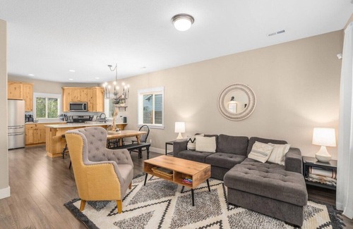 Dundee House | Discover Cloud Wine Cottage: Steps to Wineries & Pet Friendly