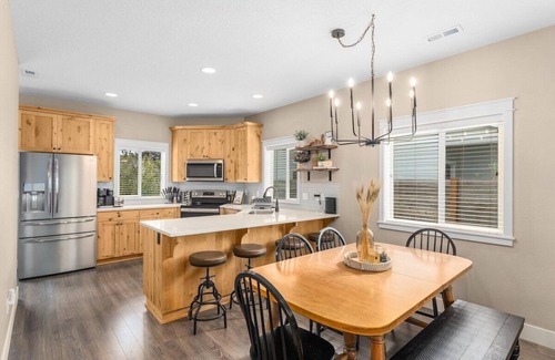 Dundee House | Discover Cloud Wine Cottage: Steps to Wineries & Pet Friendly