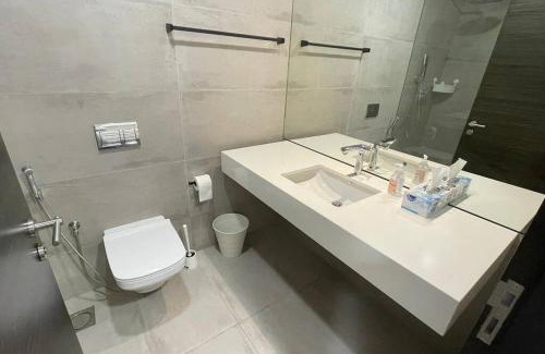 Manama Apartment | Guest Rated 9.8: Cloud9 Waterfront Condo with Pool & Dining