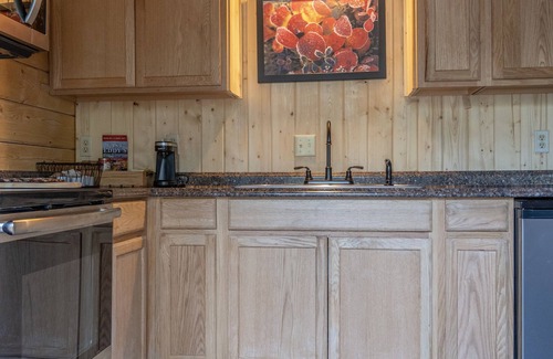 Tok Cabin | Pet-Friendly Cloudberry Cabin with Breakfast & Kitchen