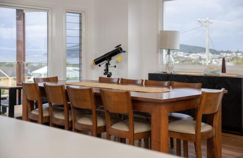 Forster House | Cloudcatcher: Family-Friendly Retreat with 8/10 Guest Rating