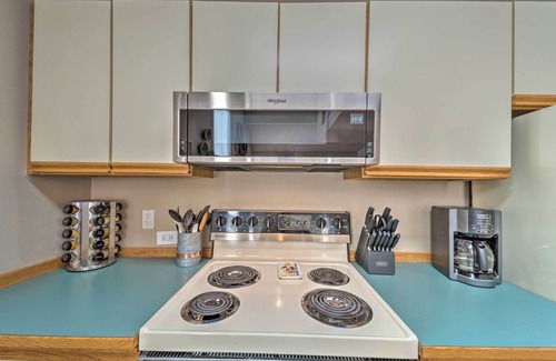 Cloudcroft House | Cozy Cloudcroft Townhome with Deck Near Burro Avenue