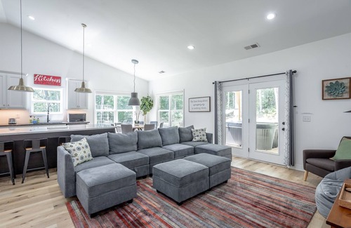 Rising Fawn House | Unforgettable Cloudland Summit: Hot Tub, Grill & Pet-Friendly