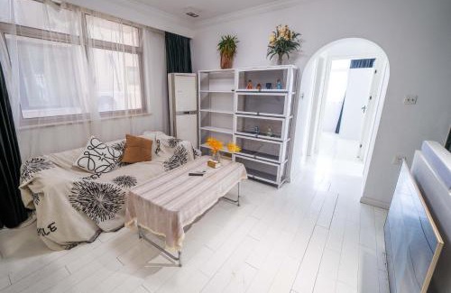 Xujiahui Apartment | Cloudlike Serenity-Family Apartment in Central Shanghai