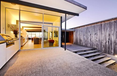 South Bruny House | Elegant Cloudy Bay Beach House with Oceanfront Views