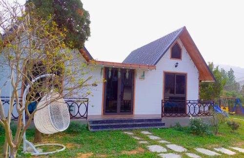 Soc Son House | Inviting Cloudy Home: Family-Friendly Stay with Pool