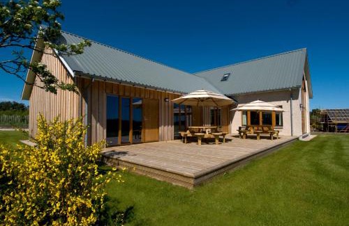 Inverurie House | Discover Clovenstone Lodges: 4-Star Retreat with Hot Tub
