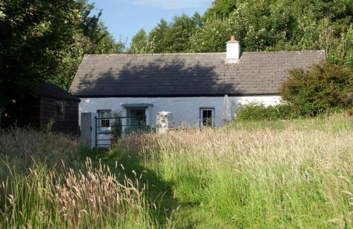 Fivemilebourne House | Relax at Clover Cottage: 4-Star Child-Friendly Retreat