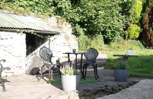 Fivemilebourne House | Relax at Clover Cottage: 4-Star Child-Friendly Retreat