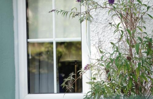 Fivemilebourne House | Relax at Clover Cottage: 4-Star Child-Friendly Retreat