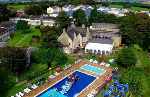 White Cross Cottage | Discover Clover Cottage: Pools, Gym & Pet-Friendly Retreat