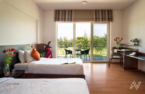 Agara Hotel | Cozy Clovergreens: Oceanfront Stay with Pool & Dining