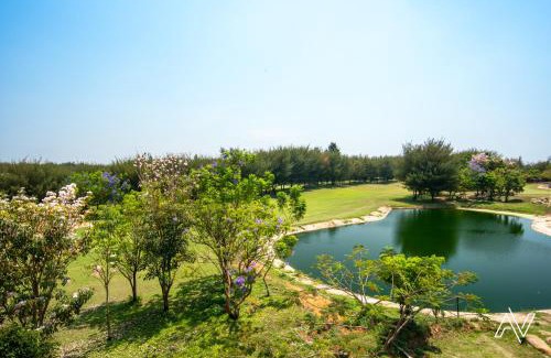 Agara Hotel | Cozy Clovergreens: Oceanfront Stay with Pool & Dining
