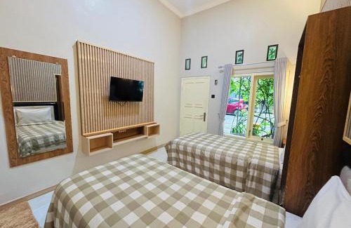 Probolinggo House | Budget-Friendly Clover Homestay with Family Amenities