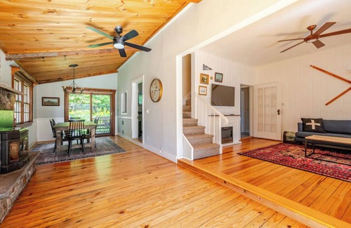 Elka Park House | Outstanding Clover Mountain House: Family-Friendly & Near Hiking