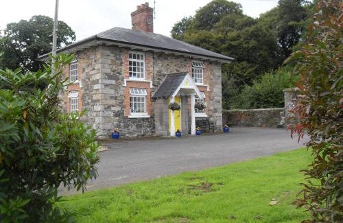 Belturbet Cabin | Top-Rated Cloverhill Gate Lodge: Family-Friendly Getaway