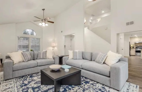 Clovis House | Clovis House: Poolside Relaxation and Family Fun Awaits