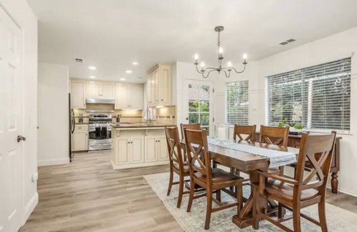 Clovis House | Clovis House: Poolside Relaxation and Family Fun Awaits