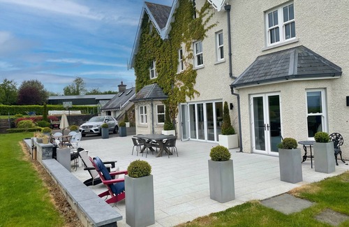 Castletown House | Discover Cluain Ard Holiday Home with Spa & Family Amenities