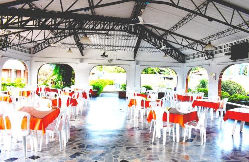 Apiay Hotel | Relax at Club Bella Suiza with Pool & Hot Tub Delights