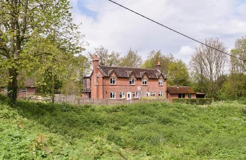Basingstoke House | Pet-Friendly Club Cottage: Rated 9/10 for Family Fun