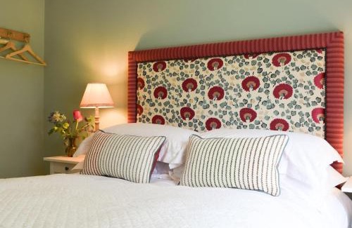 Basingstoke House | Pet-Friendly Club Cottage: Rated 9/10 for Family Fun