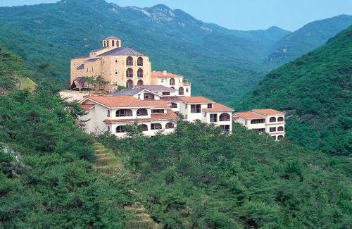 Jecheon Resort | Pet-Friendly Club ES Jecheon Resort with Pool & Dining
