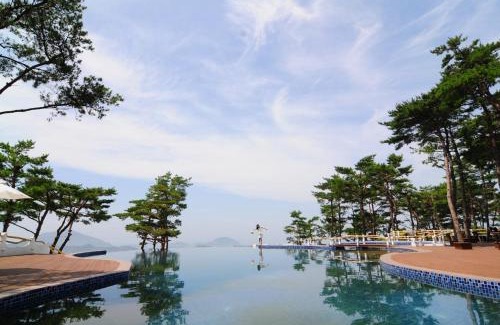 Sanyang-eup Resort | Relax at Club ES Tongyeong Resort with Pool & Breakfast